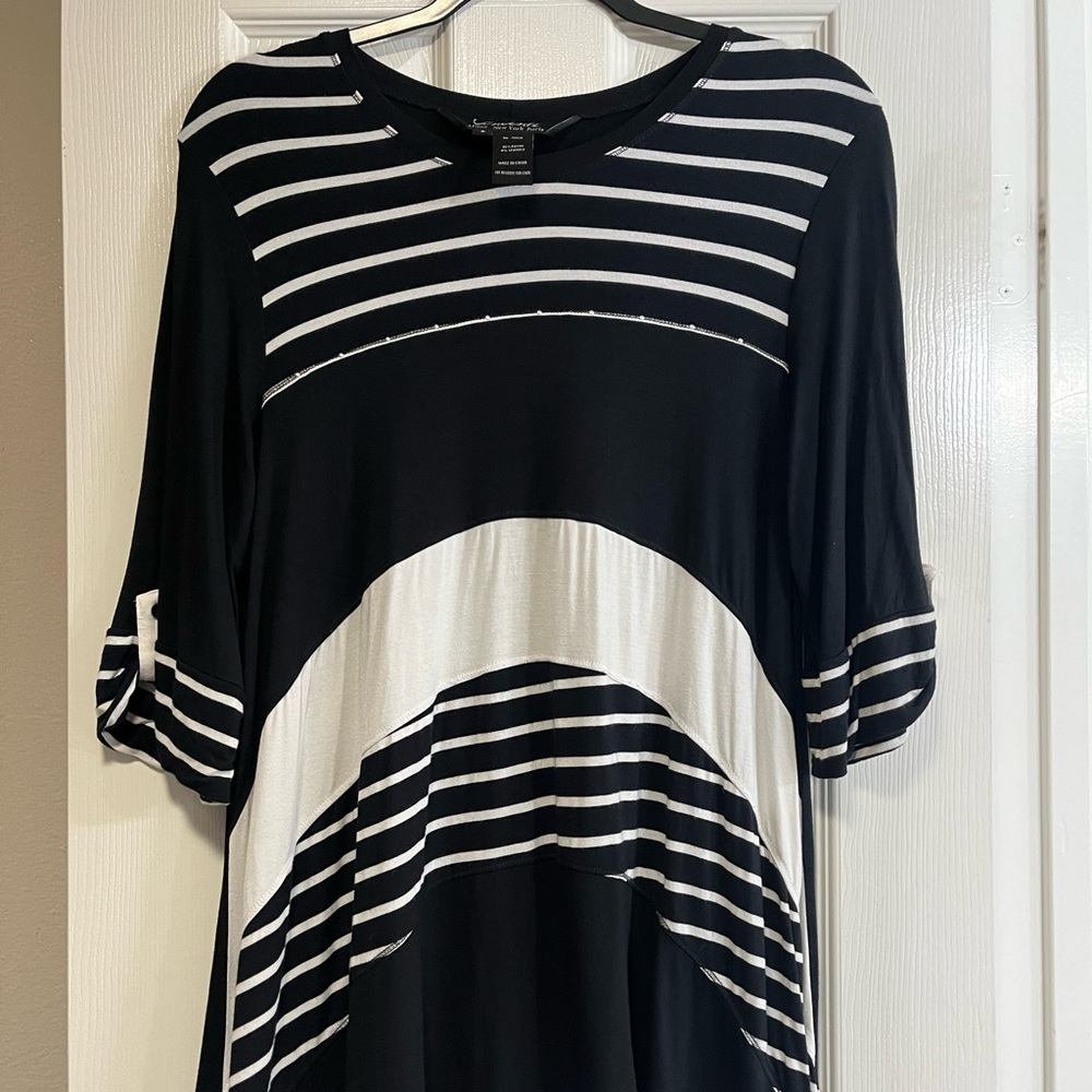 $5 SALE Vincente’ black & white striped tunic. 3/4 sleeves. Shark bite hem.